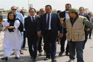 وزير الأشغال والسفير الياباني يتفقدان مشروع تأهيل شارع الخمسين في عدن