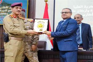 رئيس جامعة عدن يُكرَّم خلال استقبال دفعة جديدة من دارسي القيادة والأركان في عدن