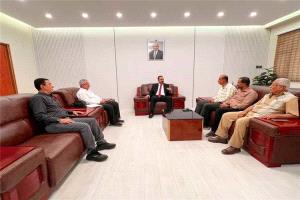 وزير الأشغال يبحث مشاريع الطرق والتوسع العمراني في زنجبار وسرار بأبين