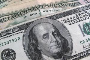 الدولار يهتز مع تقييم المستثمرين لآفاق الفائدة ومخاوف الشرق الأوسط