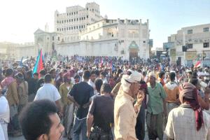 حشود سيئون تفرض واقعاً جديداً.. انطلاق مليونية "رفض الوصاية" بعد انسحاب القوات من ساحة الفعالية