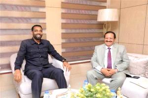 وزير النقل الصومالي يبحث مع سفير اليمن تعزيز التعاون وتسيير رحلات جوية بين البلدين