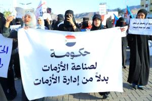 تصعيد شعبي في عدن.. دعوات لتظاهرات واسعة ومطالب باستقالة مسؤولين بارزين
