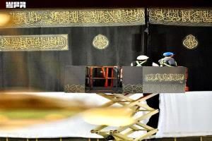 استعدادات تبديل كسوة الكعبة تنطلق.. نقل الكسوة الجديدة إلى المسجد الحرام
