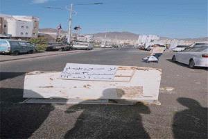 عصيان مدني في عدن يشل الحركة لساعات بسبب أزمة الكهرباء
