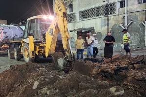 فرق مؤسسة المياه بعدن تباشر إصلاح خط رئيسي متضرر في صيرة