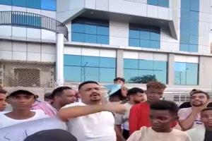 وقفة احتجاجية في عدن تطالب بتحسين الكهرباء والمياه وسط تصاعد معاناة السكان