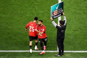 شكوك حول مشاركة صلاح أمام أستراليا... ومدرب مصر: سنقيِّم حالته بعد طلب تغييره