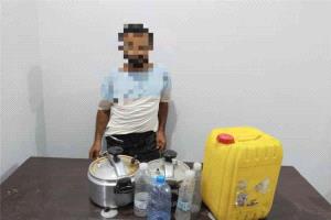 مكافحة المخدرات بالضالع تضبط معملاً لتصنيع الخمر  وتقبض على متهم