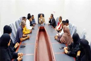 وكيل العاصمة عدن يشيد بانضباط موظفي التواهي ويؤكد أهمية استمرار وتيرة الأداء