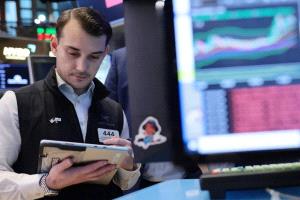 وول ستريت تتراجع بعد بيانات وظائف قوية في أميركا