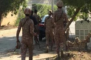 إصابة 16 شخصا إثر اصطدام حافلة مدرسية بسيارة فى باكستان