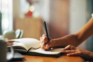 الكتابة اليومية.. وسيلة فعّالة لتعزيز الصحة النفسية وتنمية القدرات الذهنية