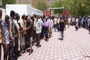 حشود من محافظات جنوبية تشارك في عزاء الرئيس الراحل هادي بالوضيع
