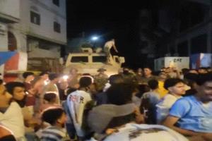 احتجاجات واسعة في عدن أمام مقر الحكومة بسبب تدهور الكهرباء والخدمات
