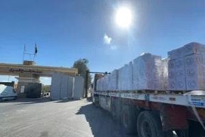 استئناف إدخال شاحنات المساعدات والوقود إلي قطاع غزة