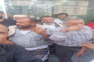 موظفو البيضاء يحتجون أمام بنك إنماء بسبب تأخر صرف الرواتب