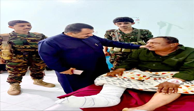 شرطة شبوة تُطمئن على جندي المرور بعد حادثه