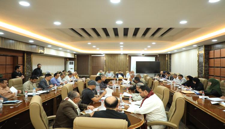 محافظ عدن يعلن حالة استنفار خدمي.. توجيهات حازمة لمعالجة المياه وضبط الأسواق قبل العيد