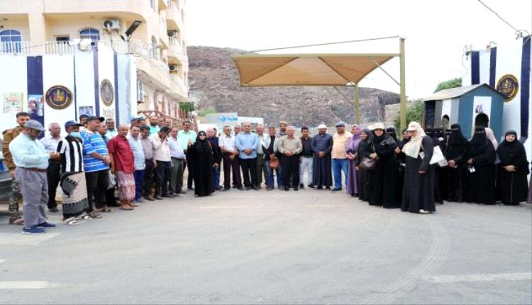 لليوم التاسع توالياً.. الأمانة العامة تتحدى الإغلاق وتواصل احتجاجها في عدن رفضاً للقرار التعسفي