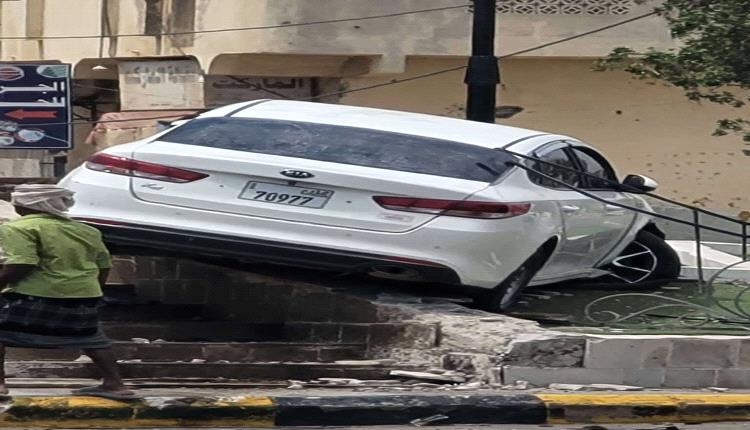 فقدان السيطرة على مركبة يتسبب بحادث مروري في جولة الحجال بزنجبار