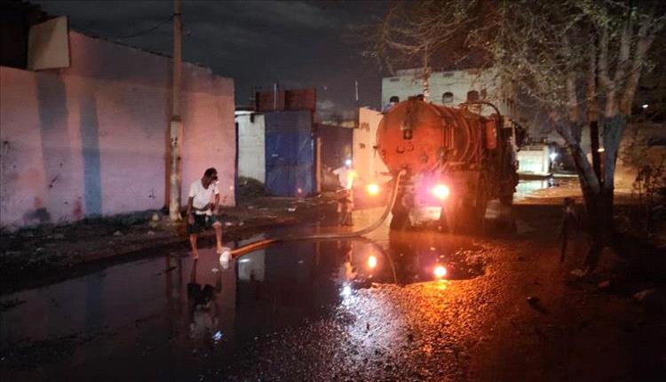 مياه عدن تكثف جهودها لمعالجة طفح الصرف الصحي في الشيخ عثمان والمنصورة