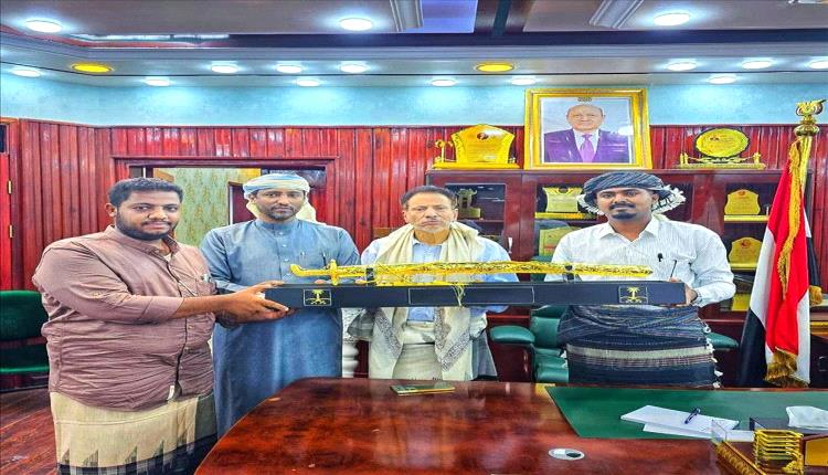 عدن تحتفي بدعم الطلاب: محافظ المهرة في قلب التقدير