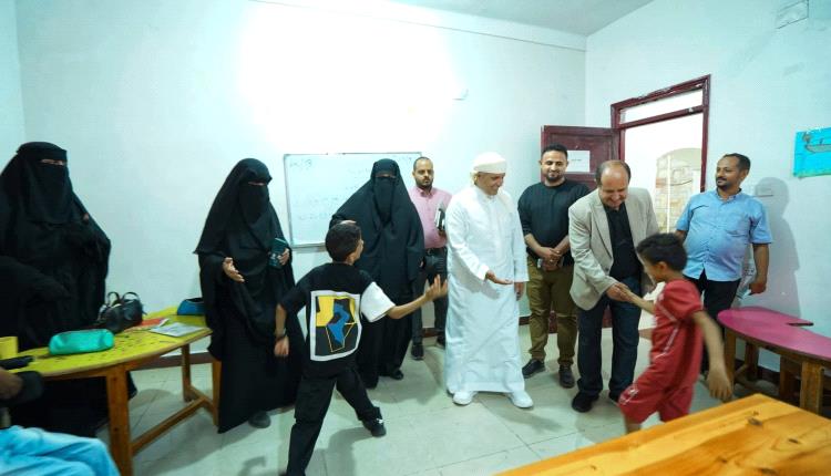 اليافعي يؤكد دعم برامج تأهيل أطفال الشلل الدماغي خلال زيارته لمؤسسة “الحق في الحياة” بعدن