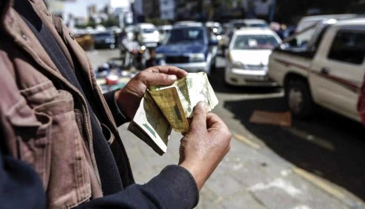 رواتب مقطوعة وأرصفة مزدحمة.. اقتصاد "الانهيار الكامل" يعم مناطق الحوثيين
