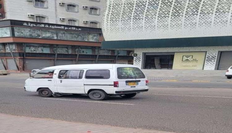 عدن تختنق من جديد.. أزمة المواصلات تعود وتثقل كاهل المواطنين