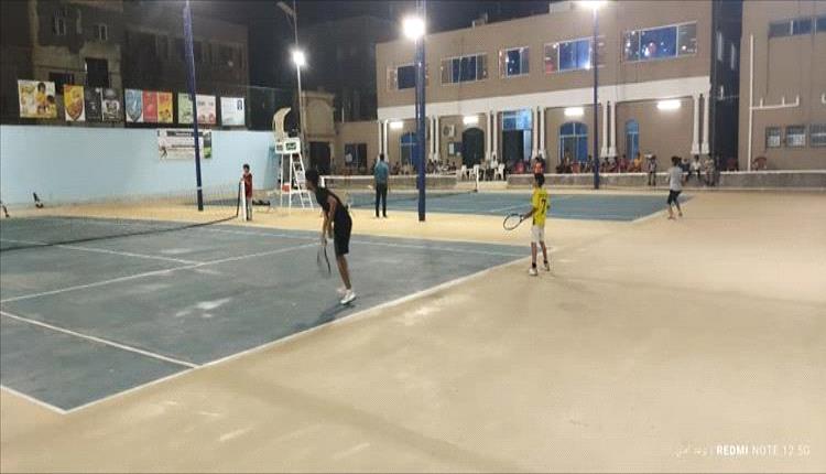 انطلاقة مثيرة لبطولة صيرة الرابعة للتنس الأرضي بالناشئين والشباب