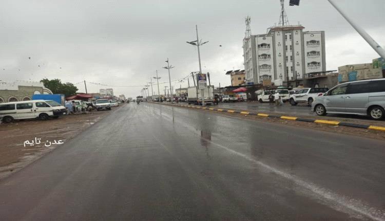 لحج تتنفس المطر… هطول متوسط ينعش الأجواء والأراضي الزراعية