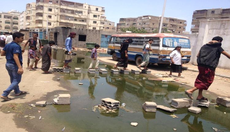 عدن في العتمة.. مجاري طافحة وفساد متفشٍ 