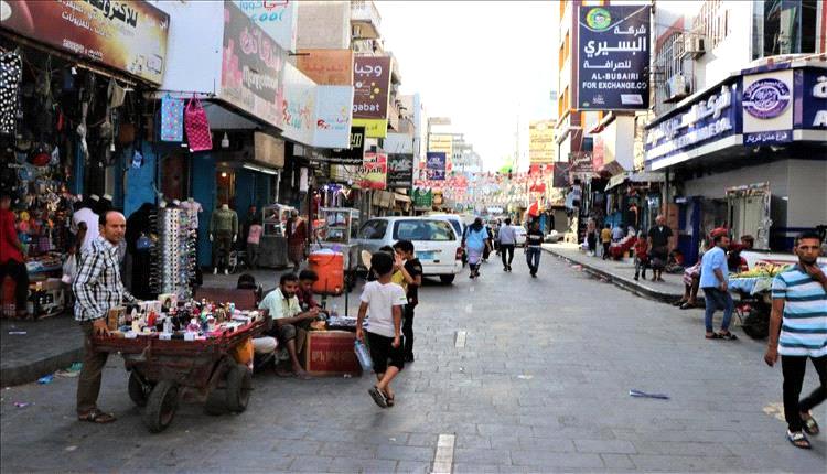عيد الفطر يطرق الأبواب.. ارتفاع أسعار الملابس يرهق الأسر في عدن