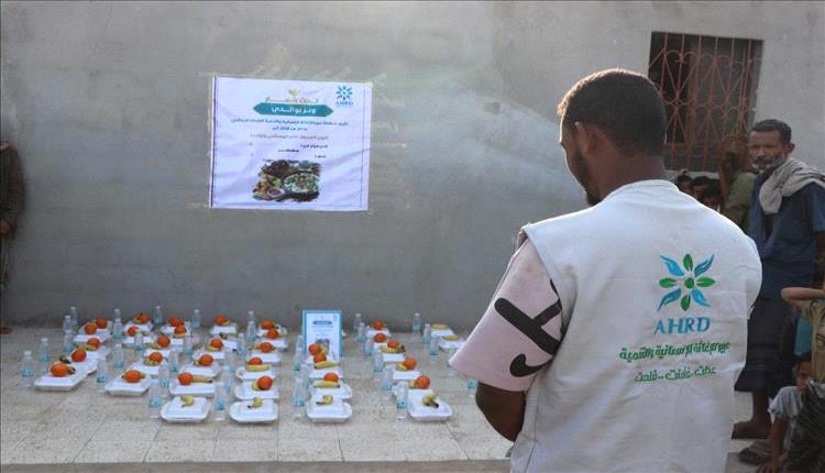 عبير توزّع البهجة: 100 وجبة رمضانية للأسر الأشد فقرًا في قلوعة بئر عيشة"