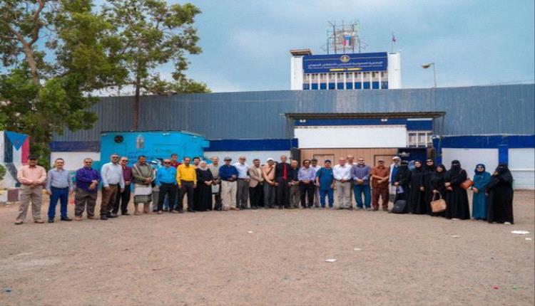 موظفو الانتقالي الجنوبي يواصلون احتجاجاتهم السلمية لاستعادة مقارهم