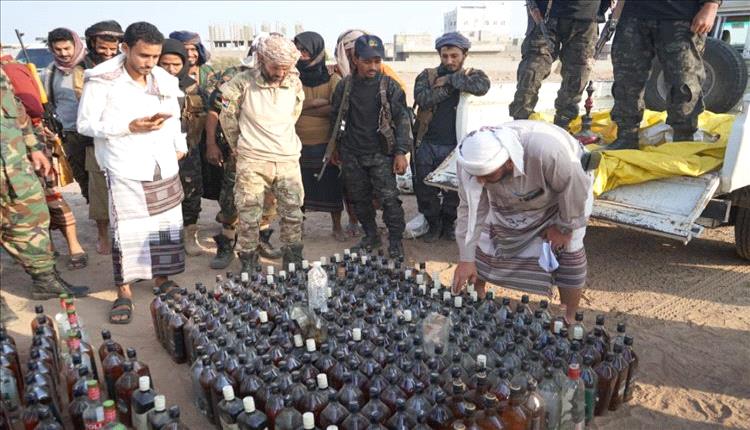 لحج.. نيابة تبن تتلف 354 قنينة خمور