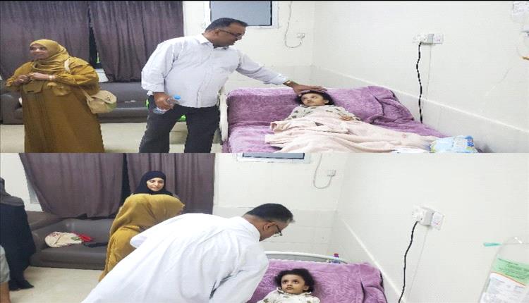 زيارة إنسانية بعد حادثة البلكونة.. مدير عام التواهي يطمئن على طفلة مصابة