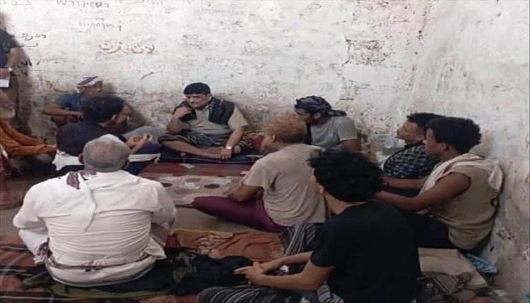 مدير أمن أبين يتفقد سجن زنجبار ويستمع مباشرةً لشكاوى النزلاء