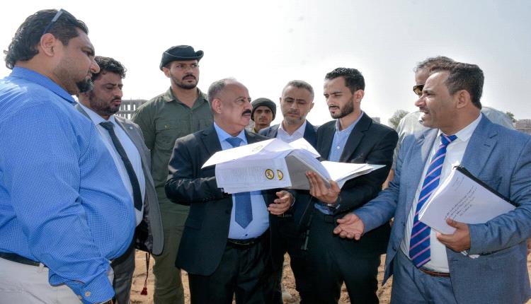 وزير النقل يطّلع على سير العمل بهيئة تنظيم النقل البري ومشروع المحطة المركزية بعدن