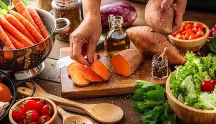 إلى جانب الجزر: 4 أطعمة تحافظ على صحة العين