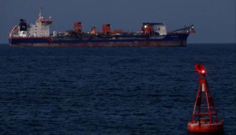 إجلاء 20 بحاراً بعد استهداف سفينة تجارية قرب السواحل العُمانية