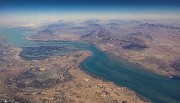 الجيش البريطاني: حريق بسفينة شحن في مضيق هرمز بعد استهداف ألغام إيرانية