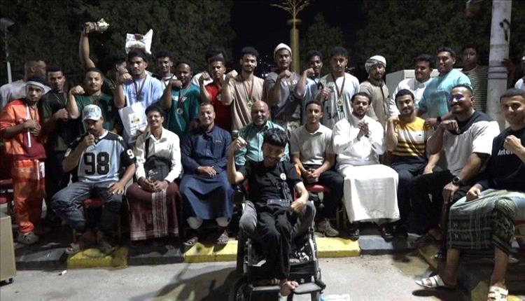 تتويج إسحاق عوض ببطولة الأبطال في مصارعة الذراعين بالمكلا