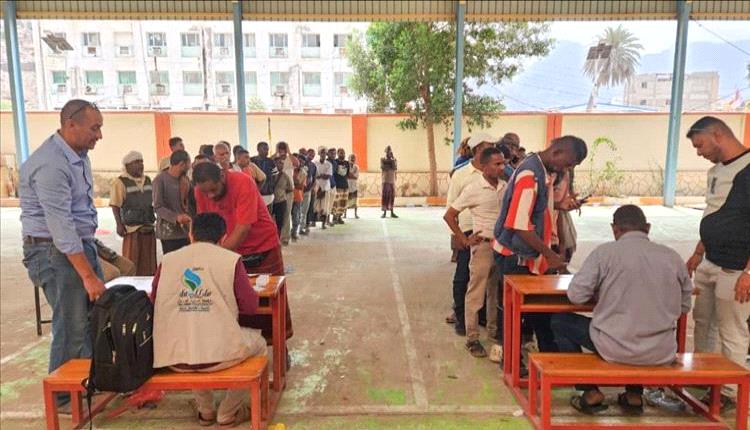 سلال غذائية لدعم موظفي المياه بعدن بمبادرة سعودية