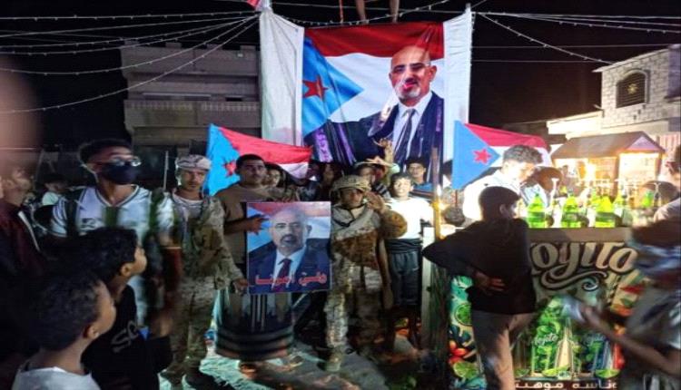 ردا على الخنبشي.. أبناء ساحل حضرموت يرفعون صورة للرئيس الزُبيدي
