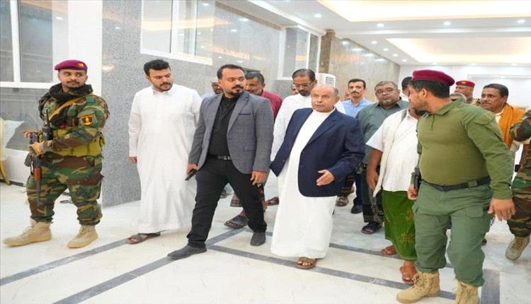 الخنبشي يتفقد ترميم القصر الجمهوري بالمكلا ويؤكد أهميته السيادية