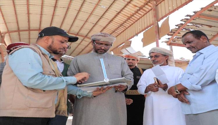 وكيلا محافظة المهرة يشهدان تسليم موقع مشروع تأهيل سوق الخضار المركزي بالغيضة
