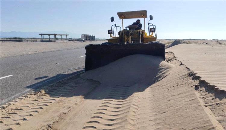 بتوجيهات وزير الأشغال حسين العقربي.. بدء أعمال إزالة الرمال لطريق شقرة – الوضيع في أبين
