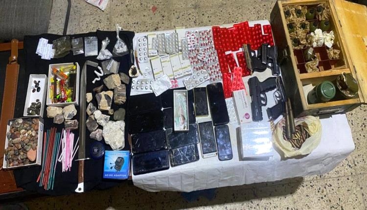 الإطاحة بتاجر مخدرات خطير بالمكلا: أسلحة وقنابل ضمن المضبوطات